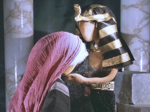 Faraon powitał Saraj w swoim pałacu, ale ona nie powiedziała mu, że jest żoną Abrama. – Slajd 6