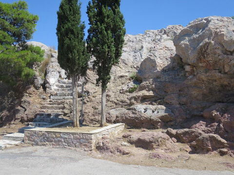 Schody na Wzgórze Marsowe (Areopag), gdzie apostoł Paweł, widząc wszystkie ateńskie świątynie i bożki, przekazał Dobrą Nowinę. Swoje kazanie rozpoczął od nawiązania do ołtarza poświęconego „nieznanemu bogu” (Dzieje Apostolskie 17:16–34). – Slajd 14