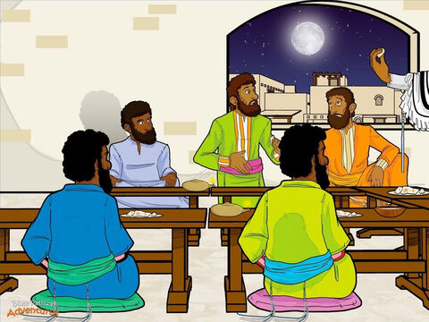 Na początku dnia przygotowania do Paschy Jeszua i Jego uczniowie spotkali się w pewnym domu w Jerozolimie na kolacji. Jeszua powiedział do nich: „Chciałem spożyć z wami posiłek paschalny, zanim umrę. Nie będę go spożywał ponownie, dopóki nie będziemy jedli razem w Królestwie mojego Ojca”. Potem Jeszua wziął kielich z winem, wypowiedział błogosławieństwo i posłał kielich dookoła sali, mówiąc: „Weźcie i pijcie”. Następnie wziął trochę chleba i pobłogosławił go: „Odtąd czyńcie to na moją pamiątkę”. Łamiąc chleb na kawałki, podał go uczniom: „Bierzcie i jedzcie, to przedstawia Ciało Moje, które za was będzie wydane”.<br/>Gdy uczniowie jedli, Jeszua wstał od stołu. Nalewając wody do miednicy, zaczął umywać nogi swoim uczniom.<br/>„Nie – zawołał Piotr, jeden z uczniów. – Nigdy nie będziesz mi mył nóg! To jest praca sługi!”.<br/>Jeszua odpowiedział: „Jeśli nie pozwolicie Mi umyć waszych nóg, nie możecie już być Moimi uczniami”.<br/>Potem Jeszua powiedział do nich: „Dziś wieczorem jeden z was Mnie zdradzi”. Uczniowie przestali jeść. „Mistrzu, kto mógłby zrobić coś takiego?”. Wpatrywali się w siebie podejrzliwie. „Czy to on? Czy to ja?”. Jeszua odpowiedział: „To jest ten, któremu daję ten chleb”. Wziął kawałek chleba, zanurzył go w oliwie z oliwek i podał Judaszowi, mówiąc: „Zrób, co masz zrobić”. <br/>W sercu Judasza był już zamysł zdradzenia Jeszuy. Wymknął się z pokoju i zniknął w ciemności. Nadszedł czas, aby zdradzić króla. – Slajd 8