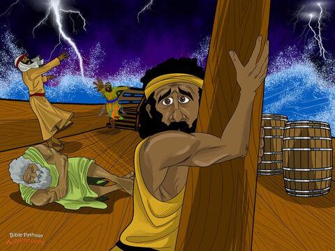 Paweł z trudem podniósł się na nogi i stanął przed drżącymi mężczyznami. „Gdybyście mnie posłuchali i pozostali w porcie na Krecie, nie bylibyśmy w tym kotle”. Mężczyźni leżeli na pokładzie, ściskając się za żołądki. Byli zbyt chorzy, by jeść lub powiedzieć choćby słowo!<br/>„Nie martwcie się – powiedział Paweł i zwrócił się do kapitana: Posłaniec od Boga powiedział mi, że muszę stanąć przed rzymskim cesarzem. Ten statek zostanie wyrzucony na brzeg na jakiejś wyspie, ale Bóg nas uratuje”.<br/>Kapitan przylgnął do masztu kołyszącego się statku i kiwnął głową. „Mam nadzieję, że Paweł ma rację – mruknął. – Wszystko jest lepsze niż żeglowanie w tej strasznej burzy”. Potrzebował słońca i gwiazd, aby sterować statkiem, ale gęste czarne chmury zakryły niebo. Załoga zaczęła tracić nadzieję, że kiedykolwiek zostanie uratowana. – Slajd 9