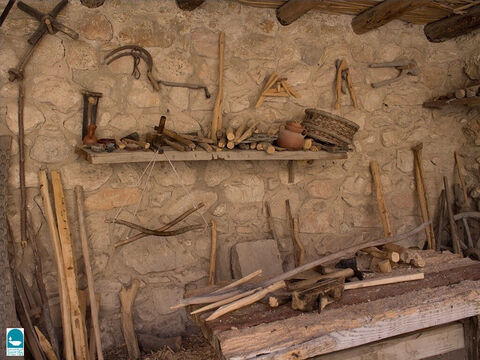 Cieśle często posiadali warsztaty ciesielskie. Wielu z nich używało w pracy narzędzi z kamienia, żelaza lub miedzi, a także z drewna (2 Samuela 5:11; 1 Kronik 14:1; Marka 6:3). – Slajd 2