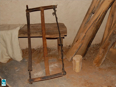 W dawnych czasach ludzie używali narzędzi krzemiennych jako pił. Później piły były wykonywane z pasków metalu, umieszczonych w drewnianych ramach. – Slajd 6