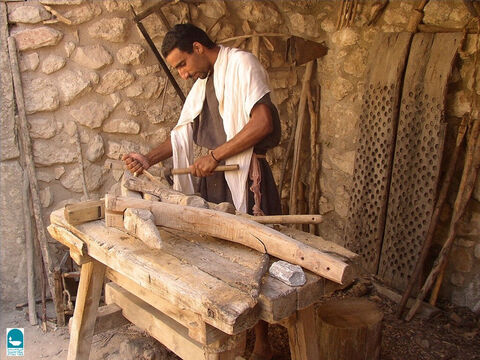 Cieśle wykonywali drewniane pługi i jarzma, które były niezbędne w rolnictwie. – Slajd 12