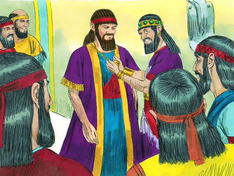 Wtedy Belszassar rozkazał ubrać Daniela w purpurę i włożyć mu na szyję złoty łańcuch. Następnie ogłoszono, że jako trzeci będzie rządził w królestwie. – Slajd 13