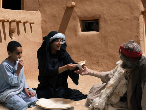 Kobieta posłuchała proroka. Wykorzystała ostatnią porcję mąki i oliwy, aby przygotować dla niego posiłek. – Slajd 11