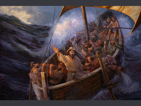 Jezus uspokaja burzę.<br/>A gdy wszedł do łodzi, uczniowie Jego poszli za Nim. I oto powstała wielka burza na morzu, tak że łódź została zatopiona przez fale, ale On spał. A oni poszli i obudzili Go, mówiąc: "Ratuj nas, Panie, bo giniemy". A On rzekł do nich: "Dlaczego się boicie, wy, którzy jesteście małej wiary?". Potem wstał i rozpędził wiatry i morze, i nastał wielki spokój. A ludzie dziwili się, mówiąc: "Cóż to za człowiek, że nawet wiatry i morze są mu posłuszne?<br/>Mateusza 8:23-27 – Slajd 1