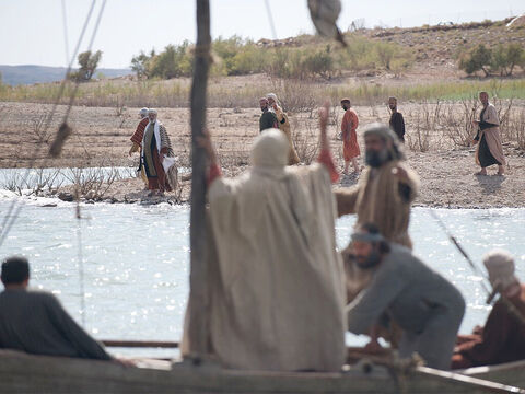 A wielki tłum, w tym wielu pielgrzymów, którzy szli na Święto Paschy do Jerozolimy, widząc odpływającego Jezusa, podążyło za Nim, idąc wzdłuż brzegu.<br/> – Slajd 2