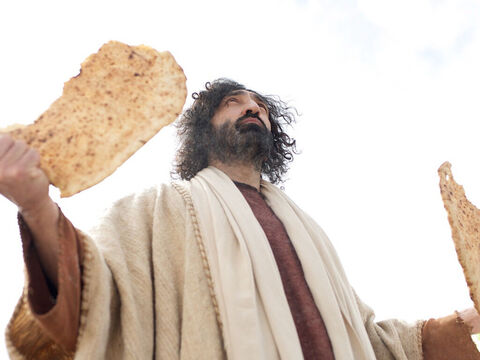 ... Spojrzał w niebo, podziękował Bogu, po czym łamał chleb i podawał uczniom. – Slajd 14