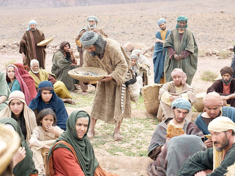 Uczniowie zaś podawali ludziom chleb i ryby. – Slajd 15