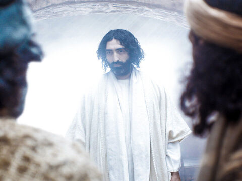 Uczniowie znajdują się w zamkniętym pokoju i wtedy pojawia się Jezus. (Łukasza 24:36-49, Jana 20:19-23) – Slajd 4