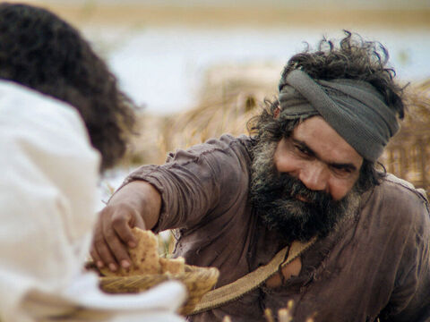Jezus podszedł, wziął chleb i podał  im go. To samo zrobił z rybą. Już trzeci Jezus pokazał się uczniom po tym, jak został wzbudzony z martwych. – Slajd 14