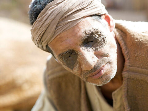 Niewidomy miał ciągle na oczach błoto, które umieścił tam Jezus. – Slajd 8