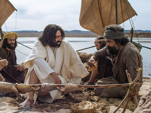Jezus trzykrotnie zadaje Piotrowi pytanie, czy Go kocha i zachęca go, aby pasł Jego owce. (Jana 21:15-25) – Slajd 1