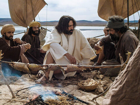 Jezus trzykrotnie zadaje Piotrowi pytanie, czy Go kocha i zachęca go, aby pasł Jego owce. (Jana 21:15-25) – Slajd 7