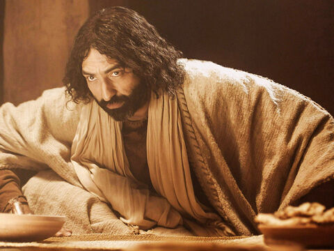 W pewnej chwili Pan Jezus wstał od wieczerzy, zdjął szatę i przepasał biodra ręcznikiem. – Slajd 3