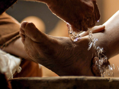 Potem nalał wody do misy i zaczął myć nogi swoim uczniom. – Slajd 4