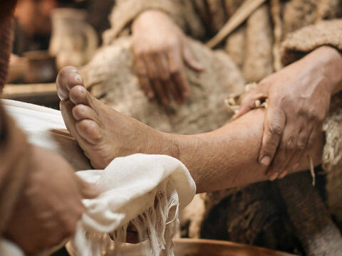 Po umyciu im nóg, Jezus założył szatę i ponownie usiadł. – Slajd 11