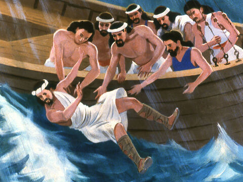 Marynarze chwycili Jonasza i wyrzucili za burtę. Wtedy burza natychmiast ustała. – Slajd 23