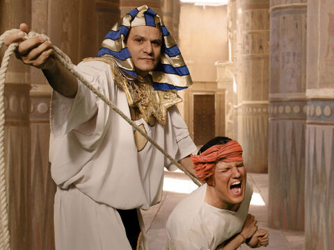Faraon nakazał jego natychmiastową egzekucję.  Stało się dokładnie tak, jak przepowiedział Józef. – Slajd 27