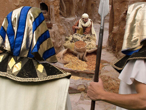 Jednak gdy także w całej ziemi egipskiej zapanował głód, ludzie zaczęli prosić faraona o chleb. Wtedy faraon powiedział Egipcjanom: „Idźcie do Józefa i zróbcie, co wam rozkaże”. Kiedy głód ogarnął już cały kraj, Józef otworzył wszystkie spichlerze i zaczął sprzedawać Egipcjanom zboże. – Slajd 6