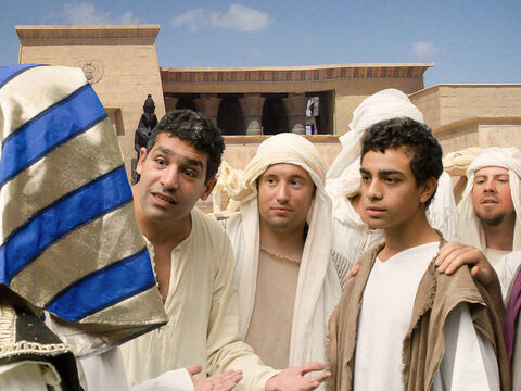 Kiedy w końcu przybyli do Egiptu, Józef zobaczył, że jest z nimi jego młodszy brat Beniamin. – Slajd 7