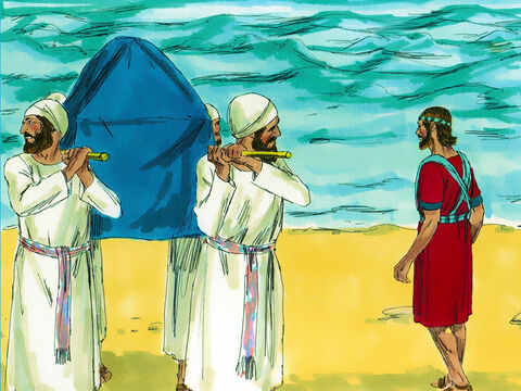 Kiedy Izraelici przeprawili się przez rzekę, Bóg nakazał Jozuemu, aby kapłani niosący Arkę Przymierza wyszli z Jordanu. Kiedy to uczynili, wody natychmiast wróciły na swoje miejsce. – Slajd 6