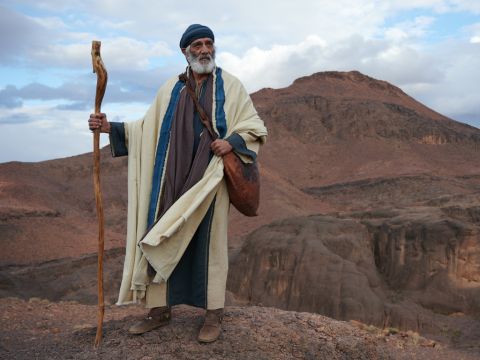 Jakiś czas później Bóg wystawił Abrahama na próbę. Powiedział do niego: „Abrahamie!”.<br/>„Oto jestem” – odpowiedział Abraham.<br/>Bóg mówił dalej: „Weź swojego syna, jedynego syna, którego kochasz – Izaaka – i idź do kraju Moria. Złóż go tam w ofierze całopalnej na górze, którą ci wskażę”. – Slajd 1