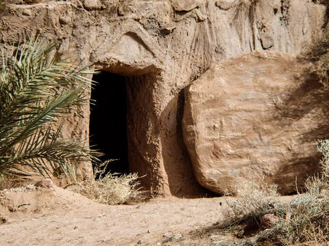 To jest grób z odsuniętym kamieniem. Kobiety, które szły do grobu Jezusa zastanawiały się, jak usuną kamień zamykający ten otwór. – Slajd 11