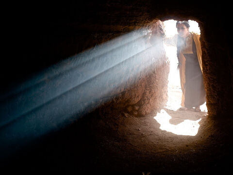 Pusty grób z odsuniętym kamieniem stał się symbolem zmartwychwstania Jezusa. – Slajd 14