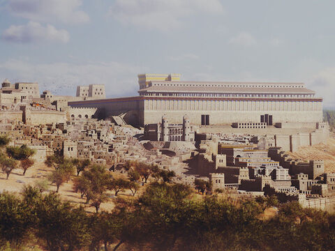 Na pierwszym planie widoczne jest Dolne Miasto, z południową ścianą świątyni w tle. – Slajd 2
