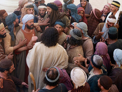 Również inni ludzie chcieli zobaczyć Jezusa, więc zgromadził się wokół Niego ogromny tłum. – Slajd 2