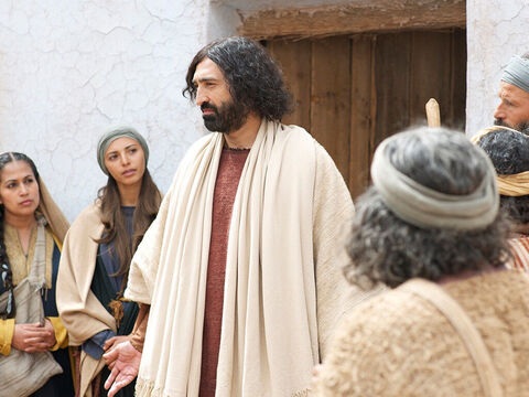 Jezus wszedł do pewnego domu i nauczał tam, a tłum napierał, aby dostać się do Niego. – Slajd 3
