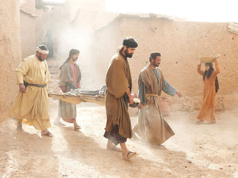 Czterech mężczyzn przyniosło sparaliżowanego, aby Jezus go uzdrowił. – Slajd 4