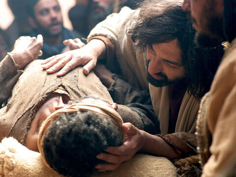 Gdy Jezus zobaczył wiarę przyjaciół sparaliżowanego, powiedział do tego chorego mężczyzny: „Synu! Twoje grzechy są odpuszczone”. – Slajd 12