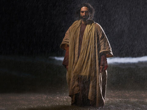 Kiedy Piotr zobaczył Jezusa chodzącego po wodzie, chciał zrobić to samo. (Mateusza 14:22-33, Marka 6:45-56, Jana 6:16-21) – Slajd 4