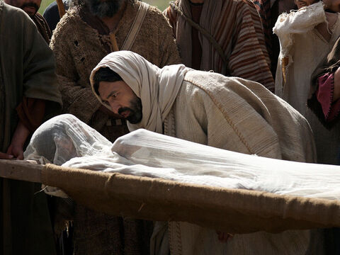 Jezus wskrzesza syna wdowy z Nain. (Łukasza 7:11-17) – Slajd 10