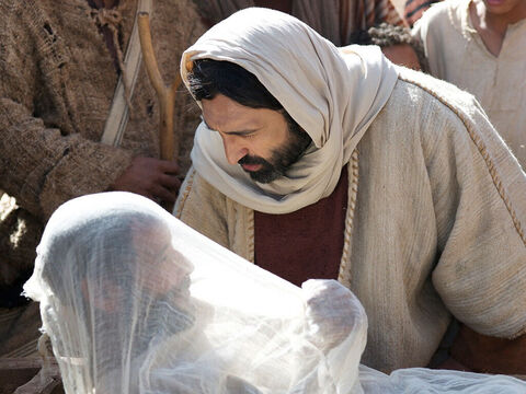 Jezus wskrzesza syna wdowy z Nain. (Łukasza 7:11-17) – Slajd 11