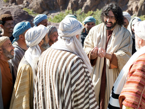 Samarytanie z miasta wyszli do Jezusa i prosili Go, aby u nich pozostał. Jezus zatrzymał się tam na dwa dni i wielu z mieszkańców uwierzyło, że On jest Mesjaszem. – Slajd 17