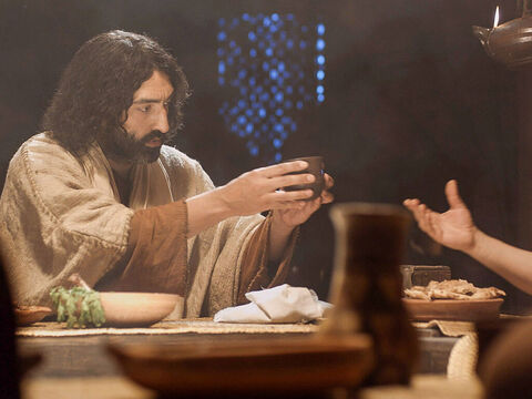 Jezus spożył ze swoimi uczniami ostatnią kolację przed swoją śmiercią. (Mateusza 26:17-35, Marka 14:12-31, Łukasza 22:7-38, Jana 13:18-38) – Slajd 9