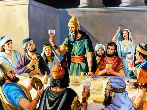 Gdy król zajął swoje miejsce przy stole, słudzy przynieśli ogromne półmiski wypełnione jedzeniem. Raz po raz napełniali kielichy winem. Hałas i okrzyki biesiady narastały. – Slajd 14