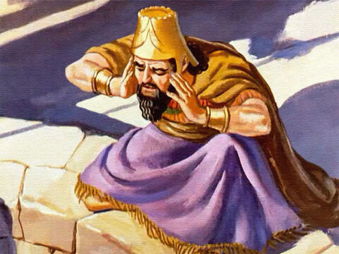 Król Dariusz słuchał z nadzieją, że usłyszy głos swego przyjaciela. <br/>„O królu, żyj wiecznie” – usłyszał dochodzący z jaskini głos. – Slajd 37