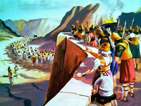 Mieszkańcy Jerycha stali nieruchomo i patrzyli ze zdumieniem, jak długa kolumna Izraelitów znika wśród wzgórz i wraca do swego obozu. – Slajd 26