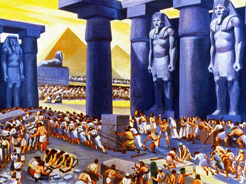 Przed laty w Egipcie królowie, zwani faraonami, budowali fantastyczne budowle, wykorzystując do tego pracę tysięcy niewolników. Niewolnikami tymi byli wybrani przez Boga ludzie, Izraelici. – Slajd 1