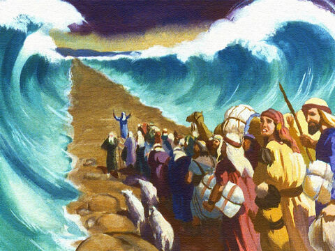 Wkrótce wiatr utorował drogę przez sam środek morza. I chociaż  Izraelici byli przerażeni, poszli za swoim wodzem pomiędzy tymi wielkimi ścianami wody. – Slajd 36