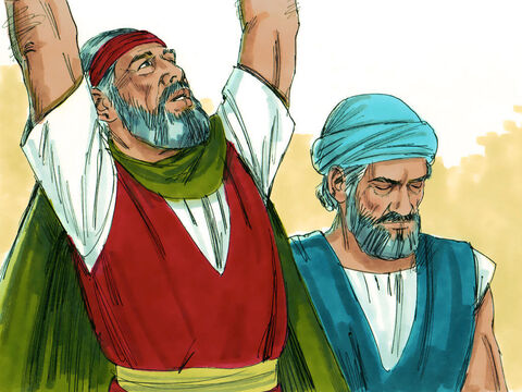 Mojżesz wraz Aaronem i jeszcze innym przywódcą – Churem – poszli na szczyt góry, aby prosić Boga o pomoc w walce. – Slajd 4