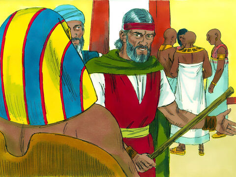 Bóg zesłał już na Egipt siedem plag. A teraz posłał Mojżesza do faraona z następnym ostrzeżeniem: „Jeżeli będziesz zwlekał z wypuszczeniem mojego ludu, to sprowadzę jutro szarańczę do twojego kraju – coś, czego nie widzieli nigdy twoi ojcowie ani ich dziadowie”. Dworzanie faraona doradzali mu, aby wypuścił Izraelitów. – Slajd 1