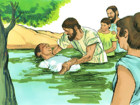 Strażnik zatroszczył się o nich i obmył ich rany. Natychmiast też został ochrzczony wraz ze swoimi domownikami. Potem dał im jedzenie w swoim domu, a wszyscy jego domownicy bardzo się cieszyli, że uwierzyli w Pana Jezusa. – Slajd 10