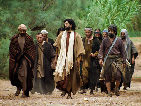 Prze świętem Paschy Jezus poszedł ze swoimi uczniami długą, pnącą się w górę drogą w kierunku Jerozolimy. – Slajd 1