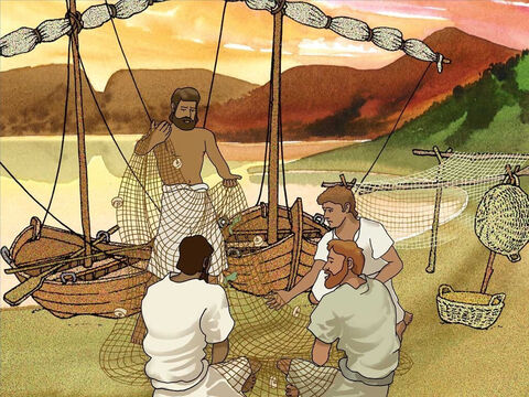 Potem na brzegu rybacy czyścili swoje sieci. Podczas gdy pracowali, zebrał się tam wielki tłum, aby spotkać Jezusa. Ludzie napierali na Niego. A kiedy On zauważył rybaków i ich łodzie, poszedł w ich kierunku. – Slajd 3